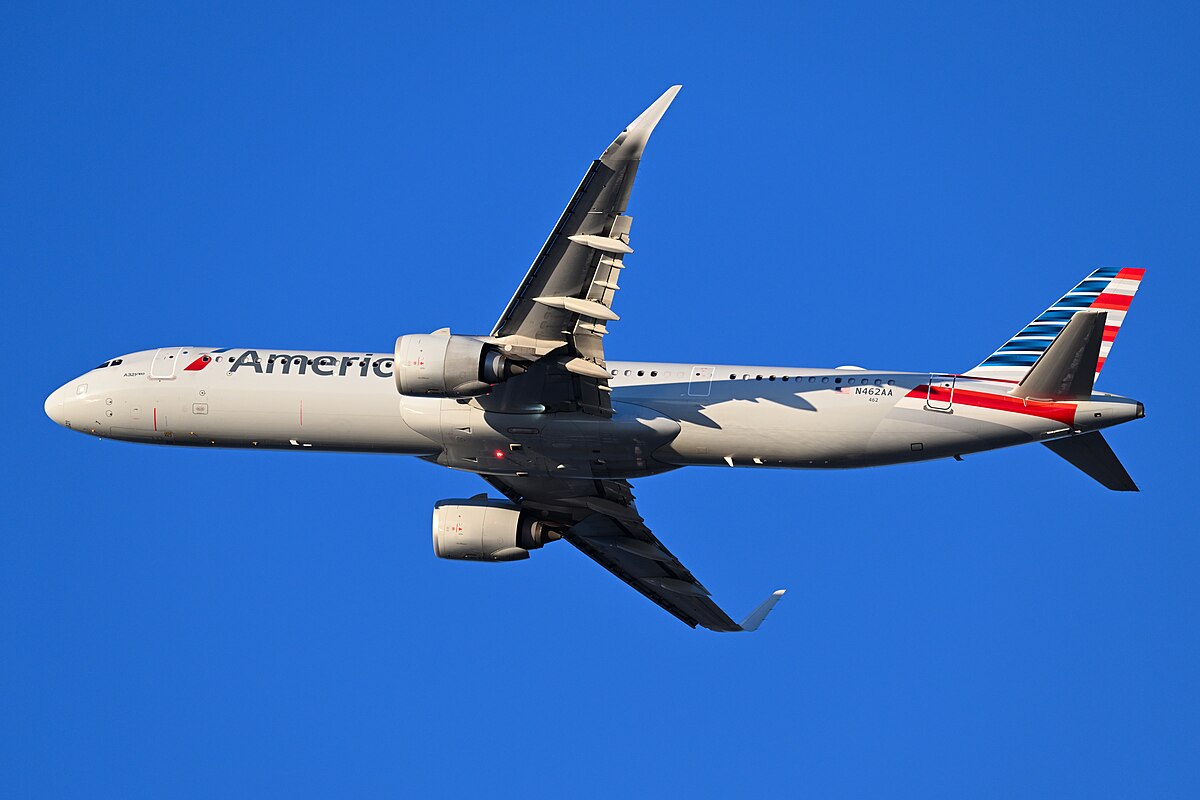Auxiliar de vuelo condenado por grabar a niñas en baños del avión