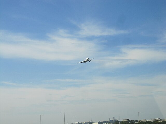 Avión de American Airlines sufrió fallas en el motor al despegar