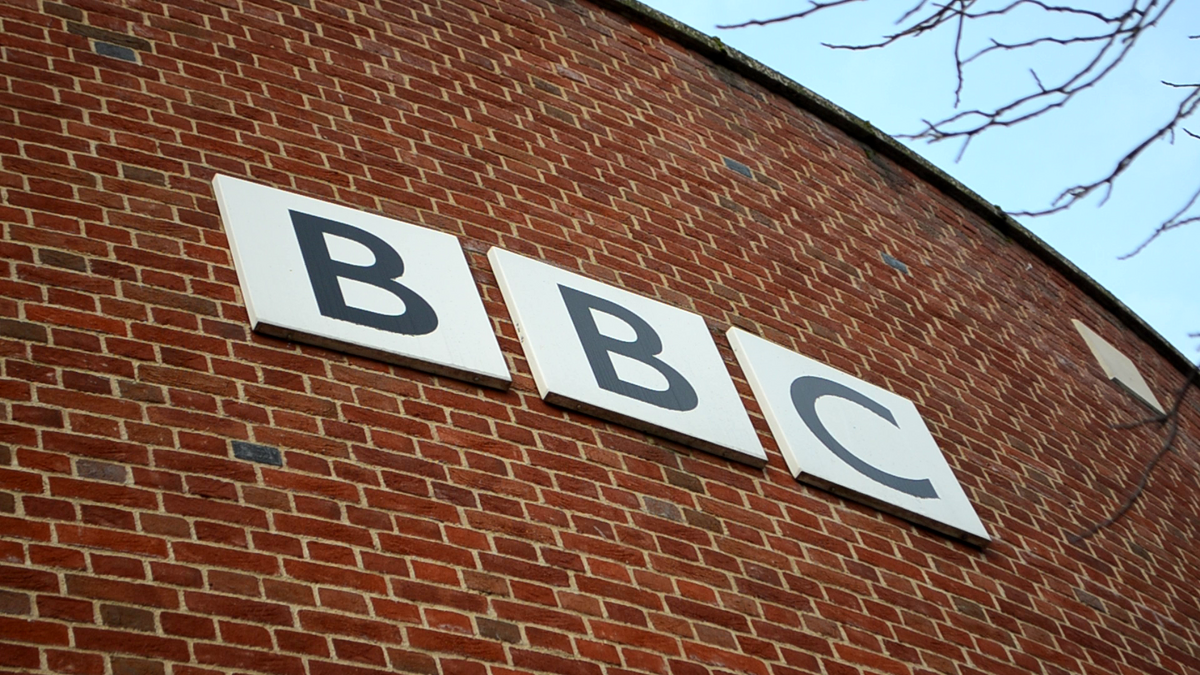 Renuncias en la BBC por manipulación de discurso de Trump