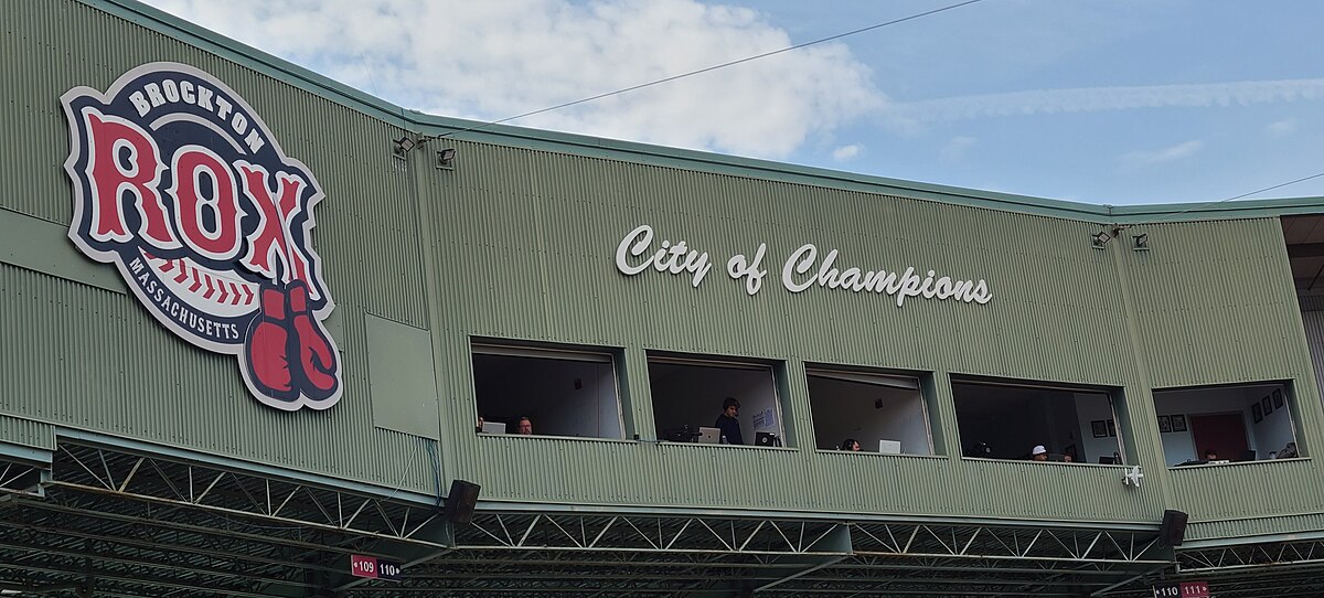 Brockton celebra a Doug Flutie en el Campanelli Stadium