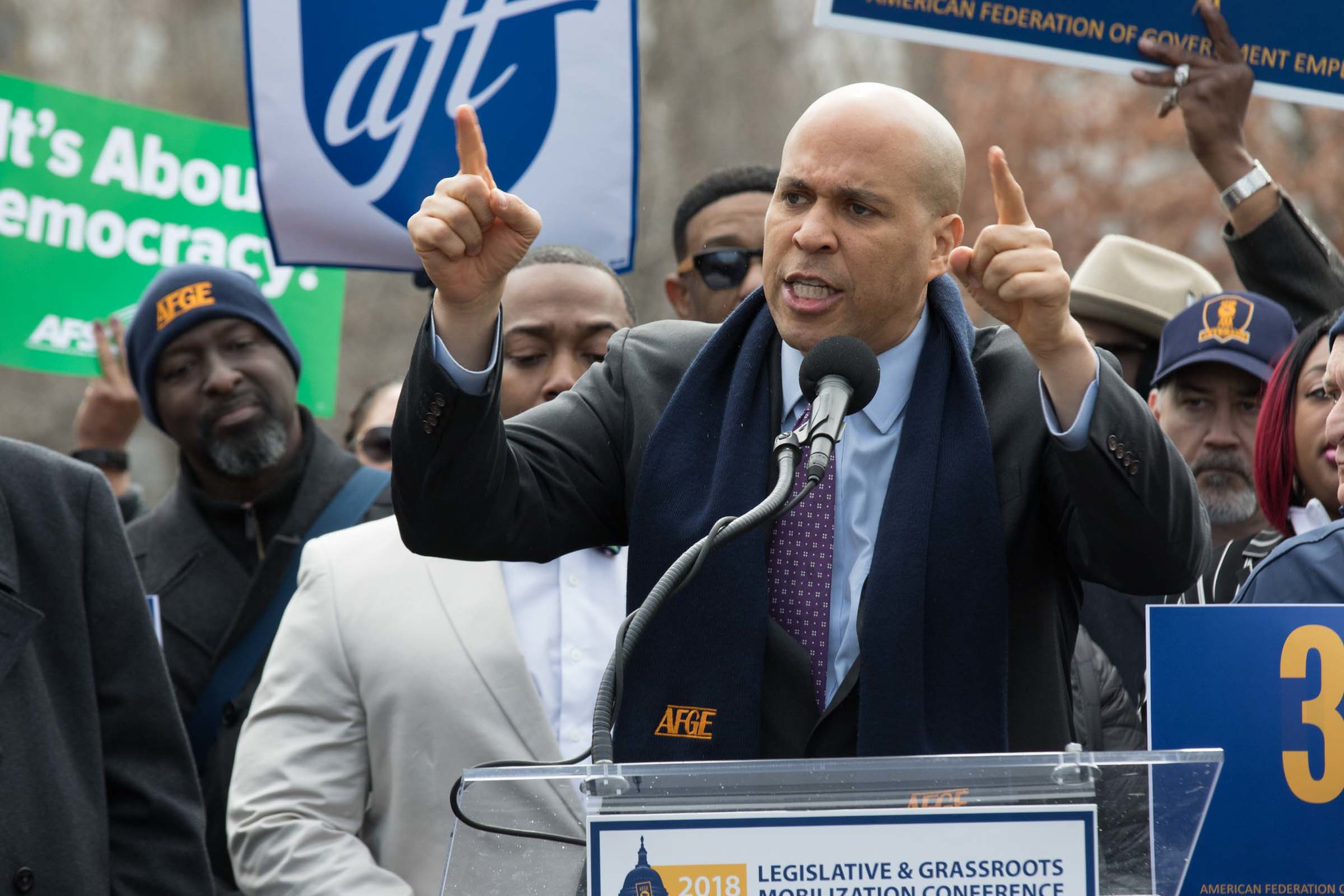 Cory Booker Rompe Récord en el Senado