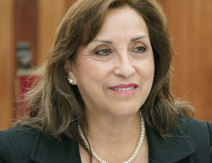 Presidenta de Perú queda fuera del poder tras rechazo ciudadano