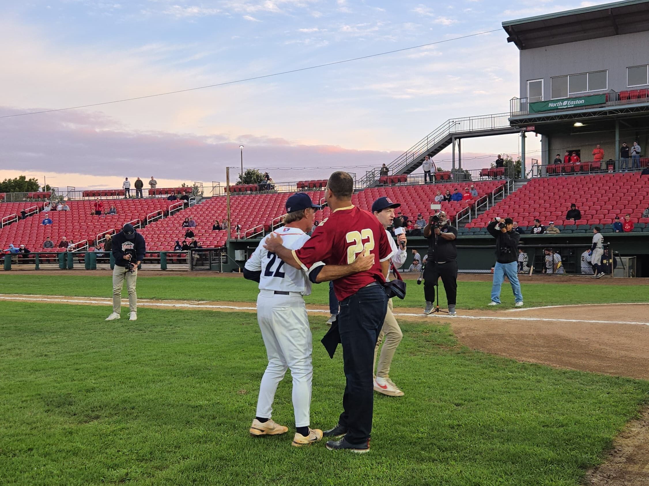 Doug Flutie y Eastern Bank apoyan fundaciones en Brockton