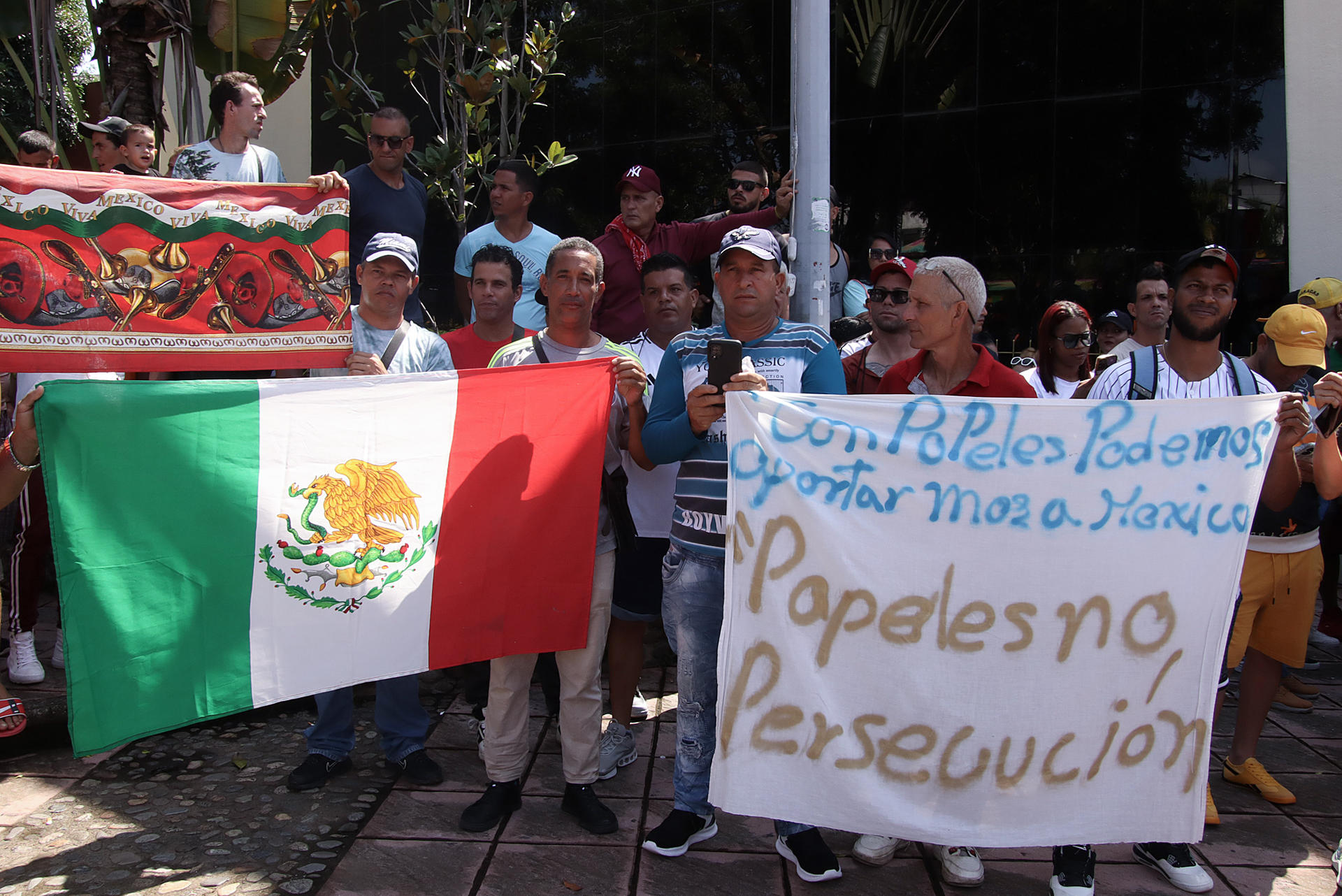 Cientos de migrantes marchan en México en busca de documentos