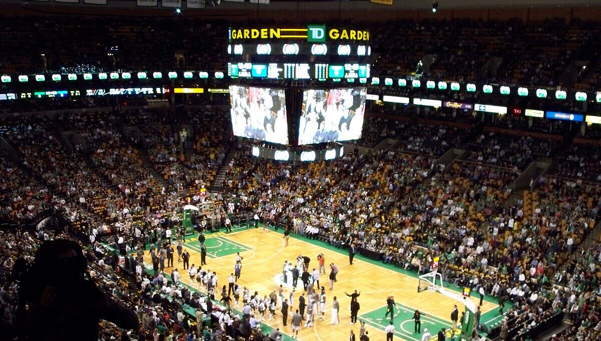 Celtics caen ante los 76ers en un debut amargo pero esperanzador