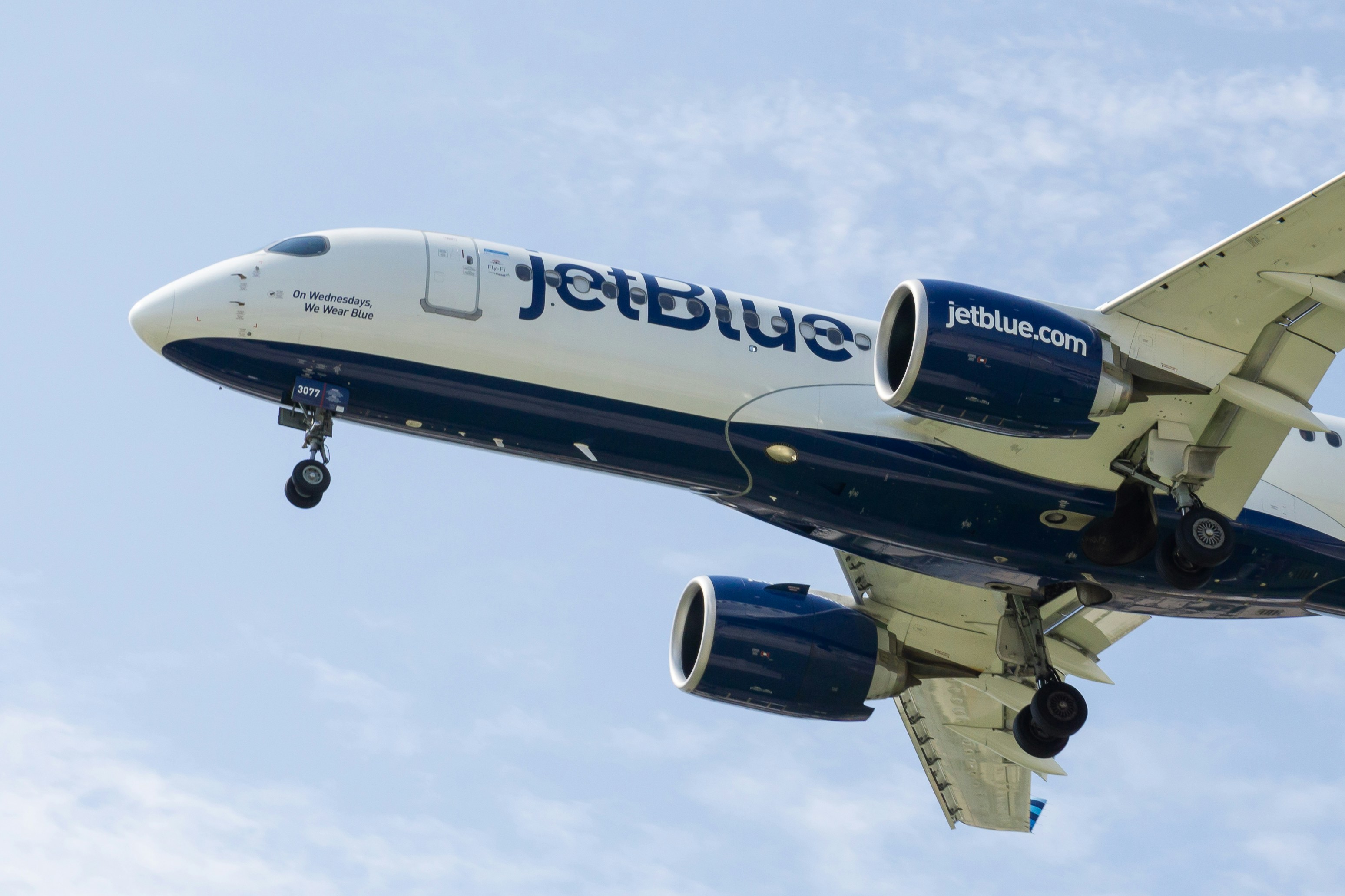 JetBlue: Avión se Sale de Pista al Aterrizar en Boston.