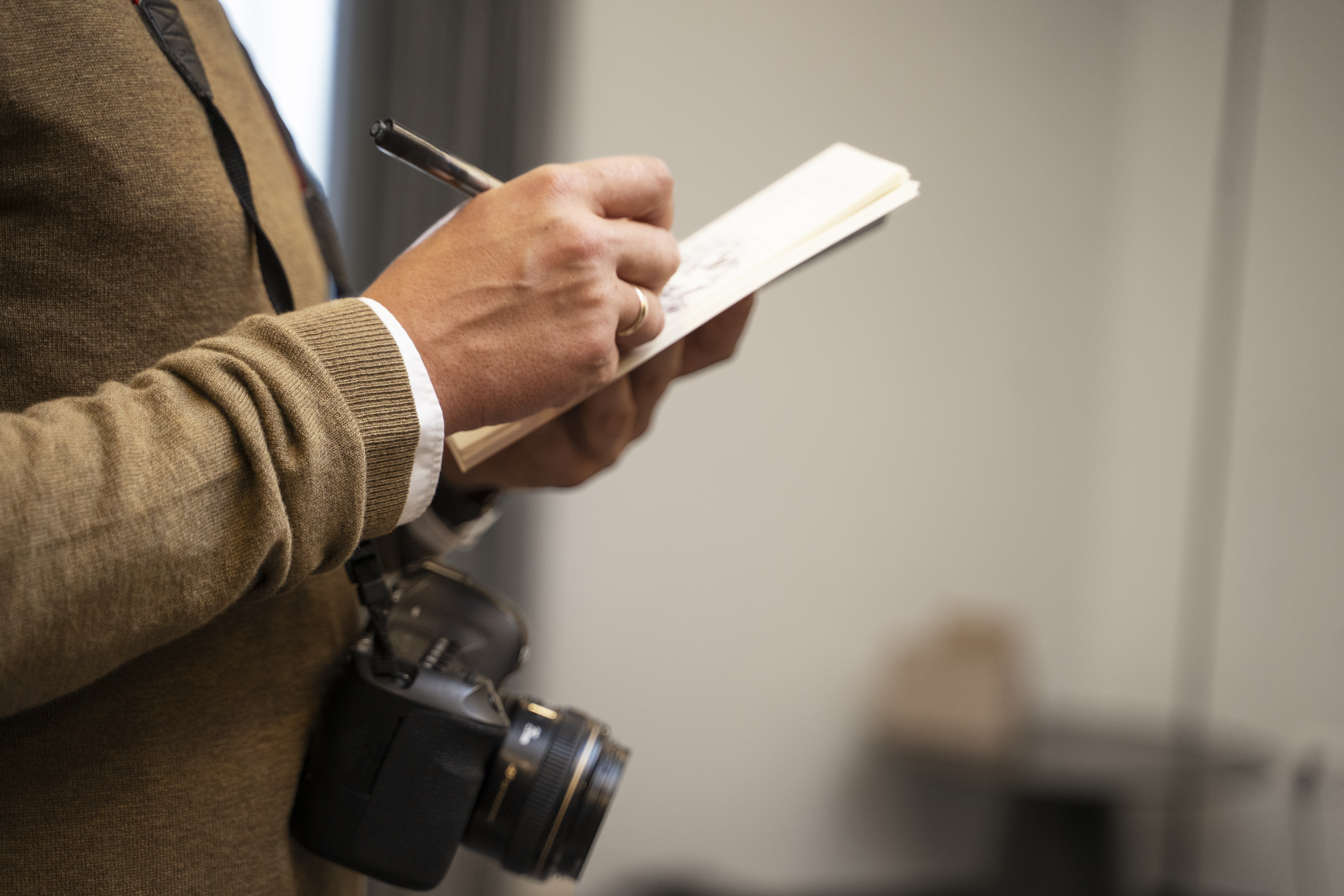 ABC suspende a reportero por ataque a asesor de Trump