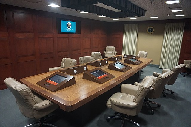 Trump cancela agenda en G7 y activa Sala de Crisis