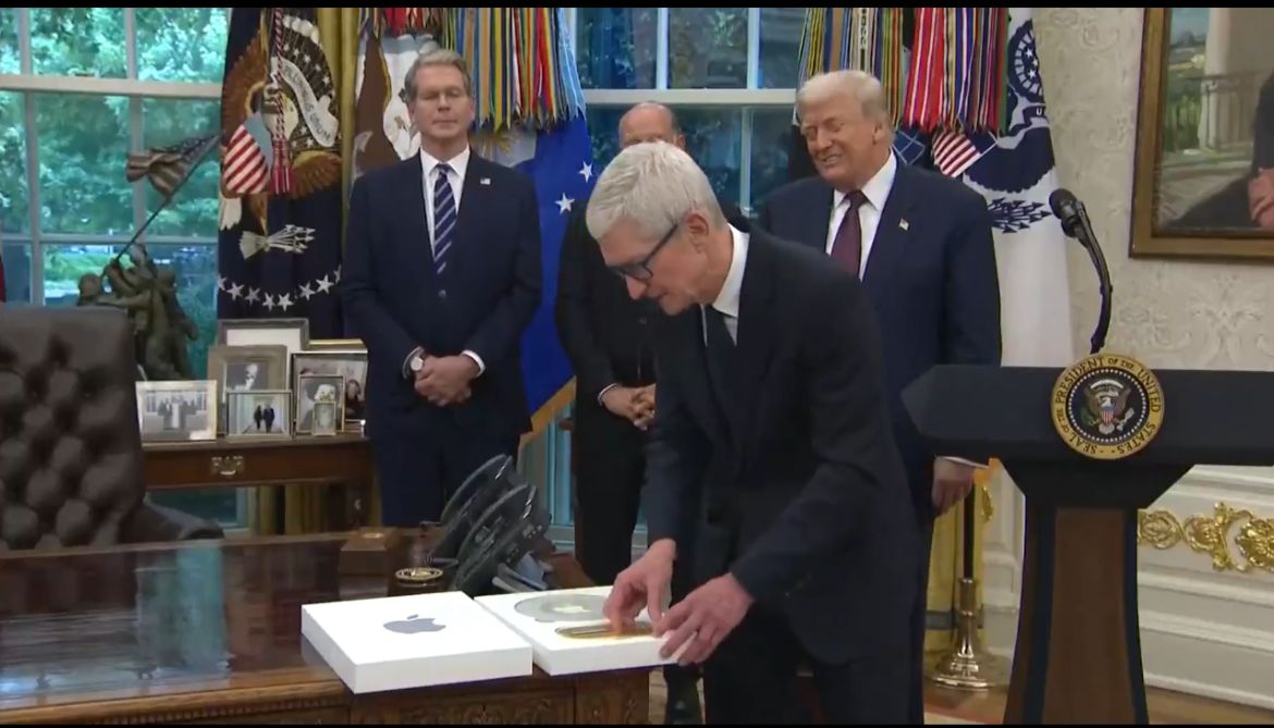 Apple obsequia a Trump una placa exclusiva en base de oro 24K