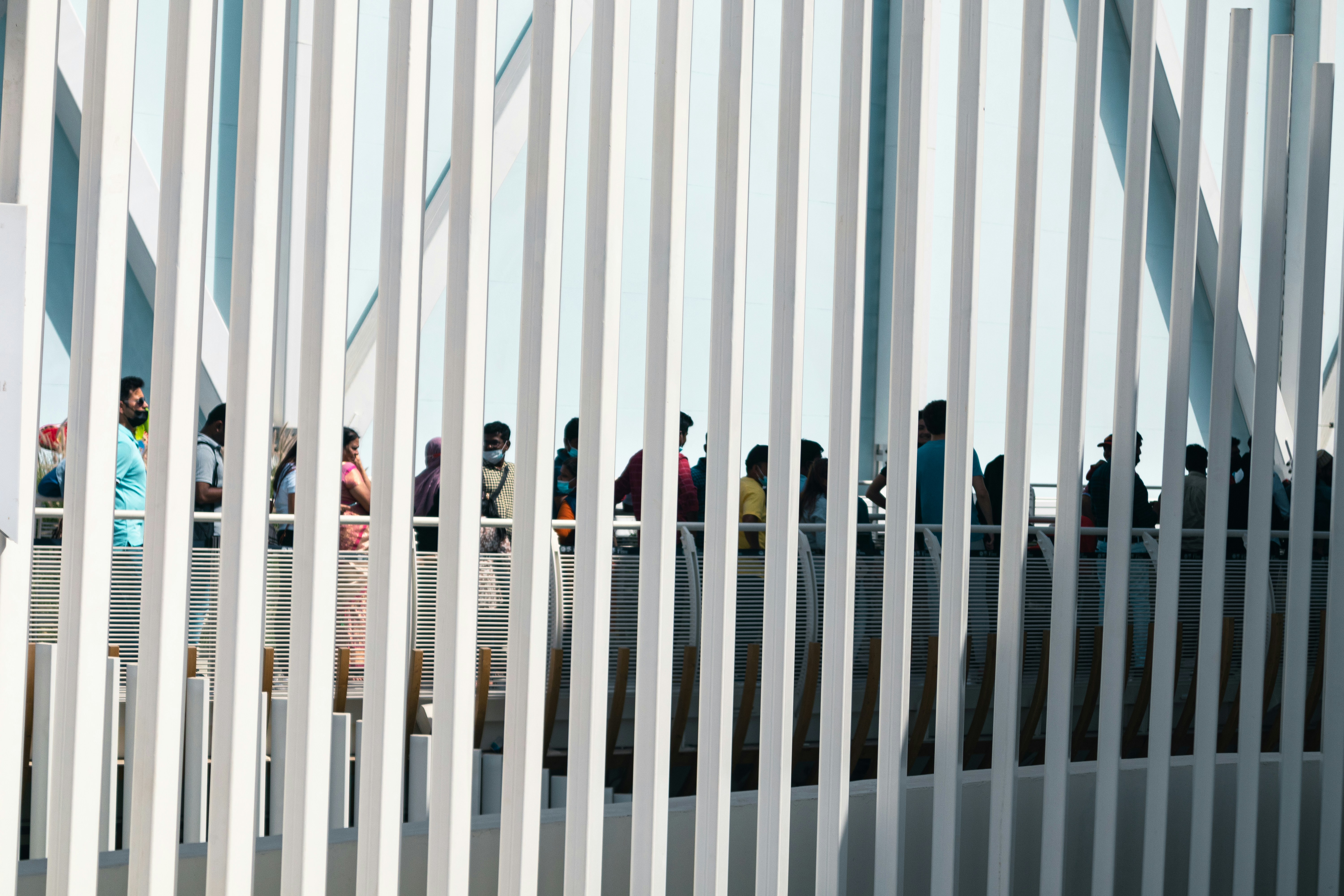 Migrantes deportados bajo custodia de EE. UU. en El Salvador